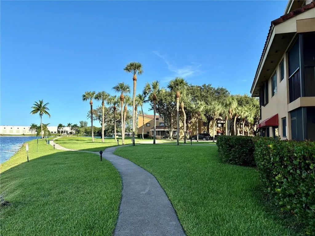 15525 Miami Lakeway N, #207