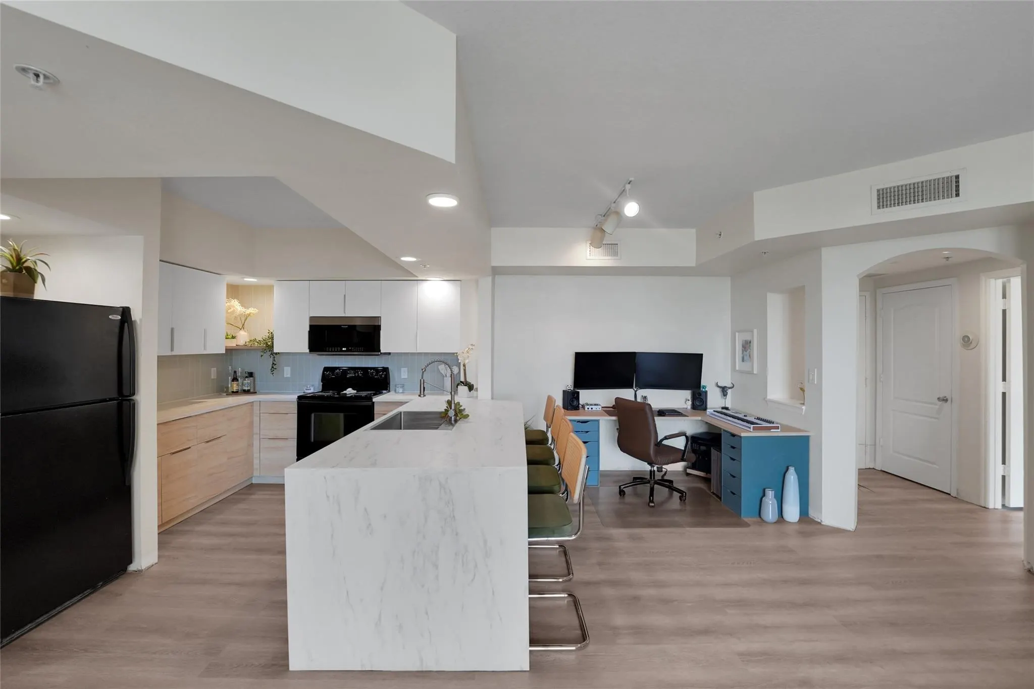 100 N Federal Hwy, #819