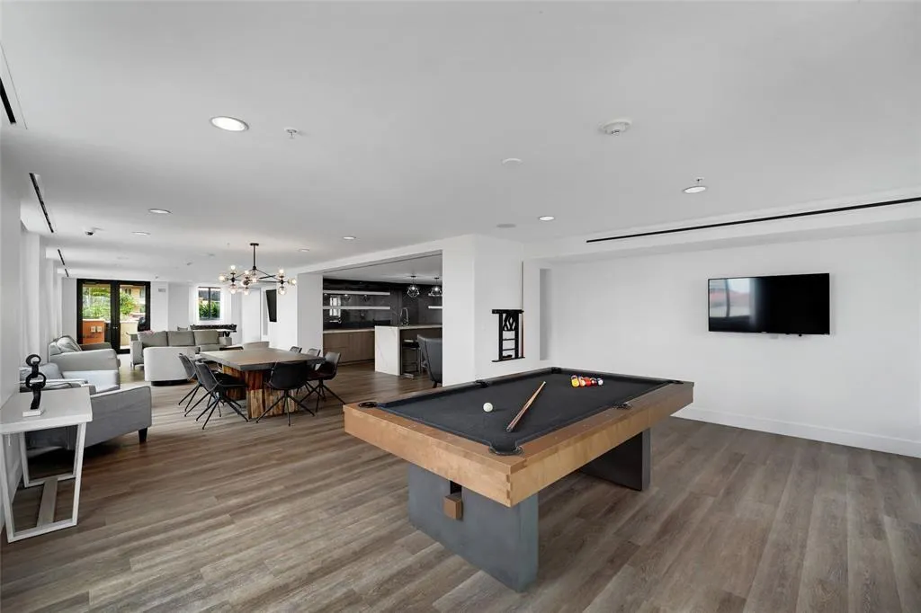 100 N Federal Hwy, #819