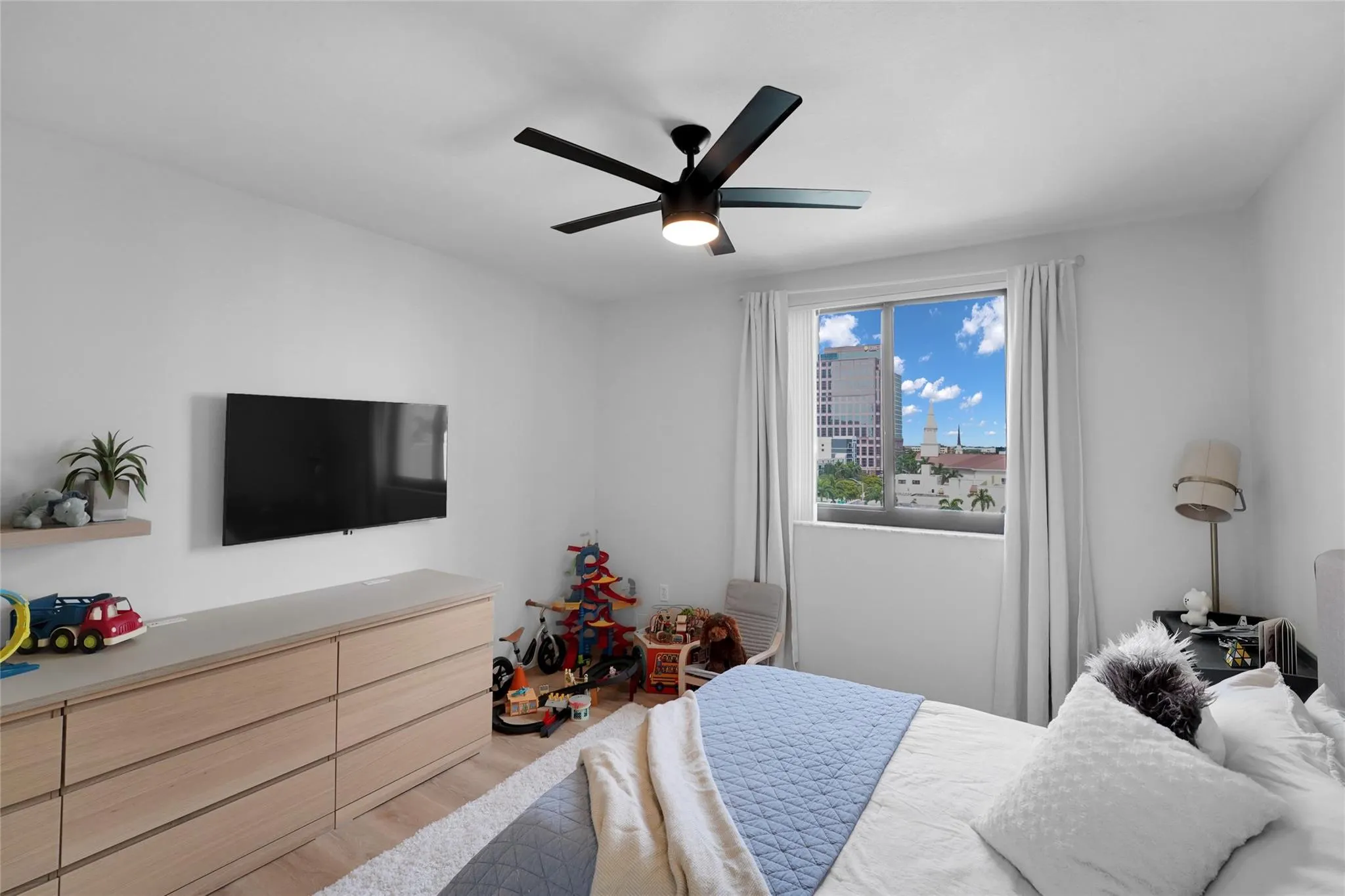 100 N Federal Hwy, #819