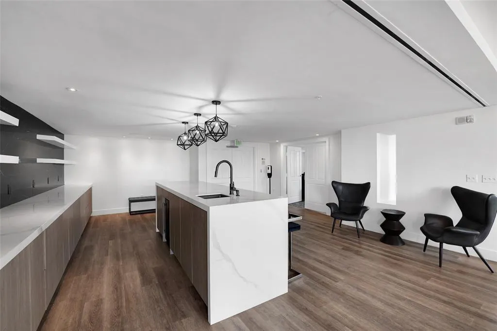 100 N Federal Hwy, #819