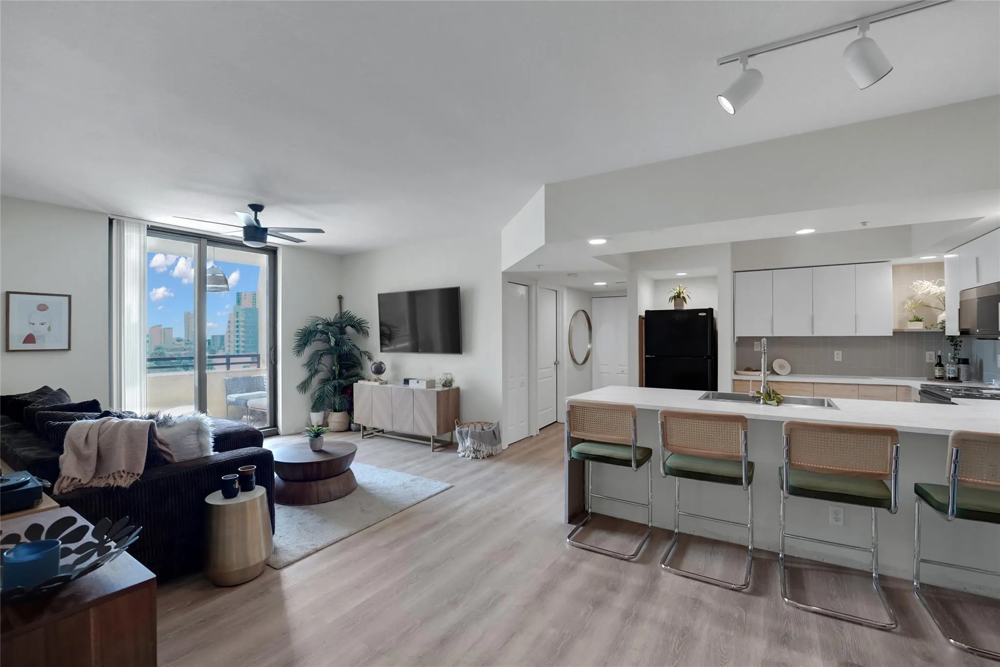 100 N Federal Hwy, #819