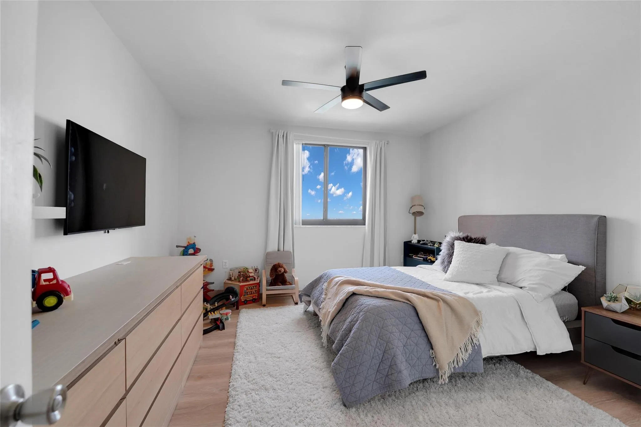 100 N Federal Hwy, #819