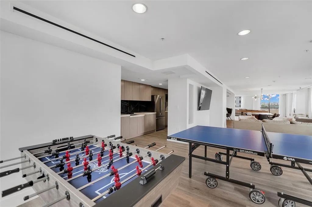 100 N Federal Hwy, #819