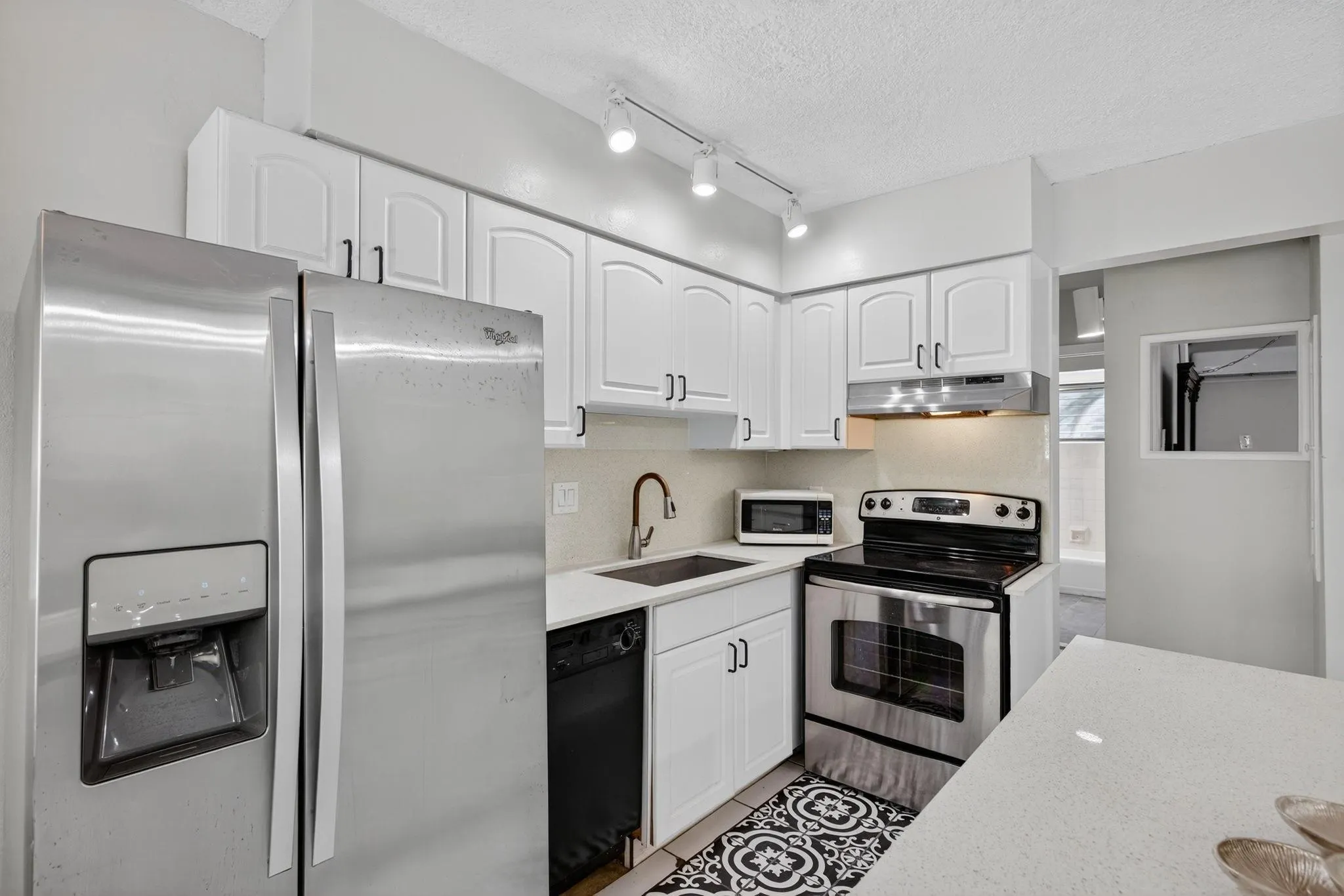 2624 NE 30th Pl, #104B