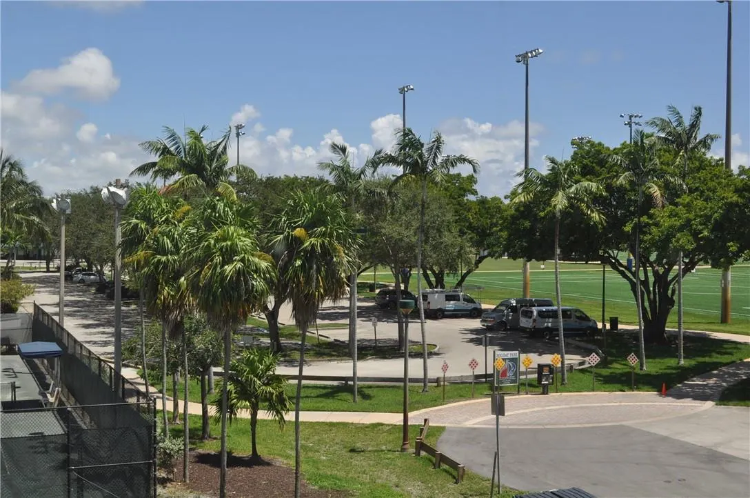 615 NE 12th Ave, #306