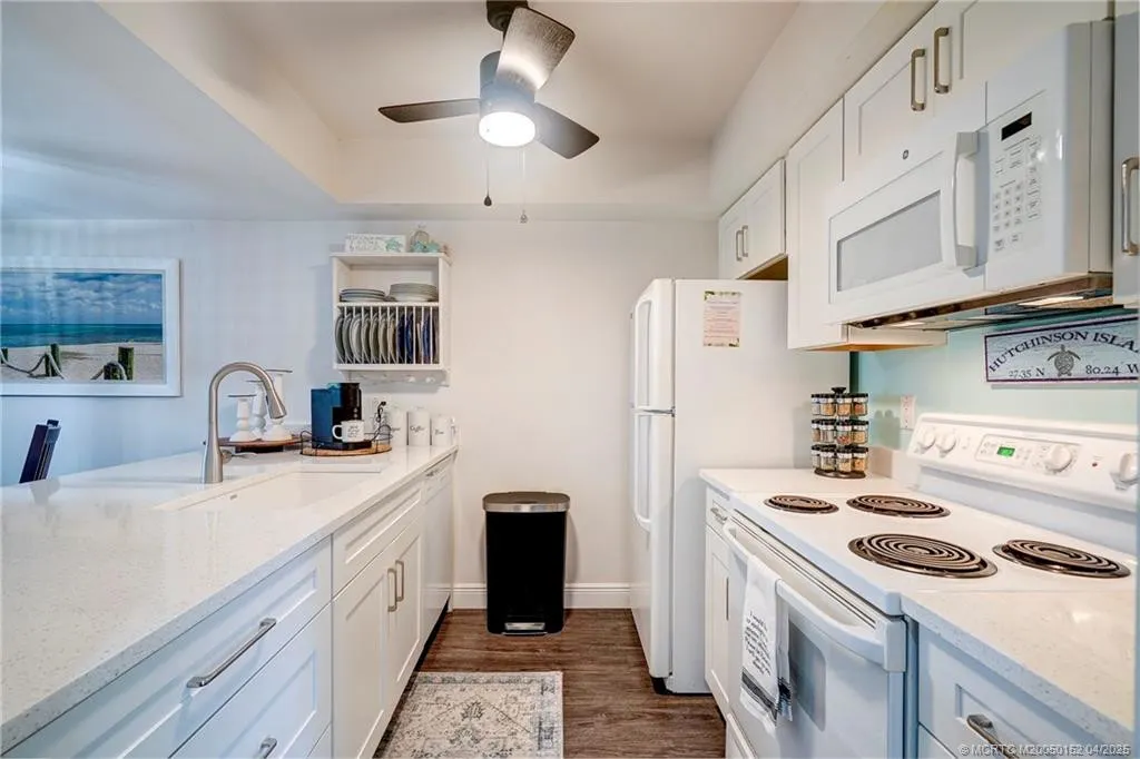 5563 NE Gulfstream Way