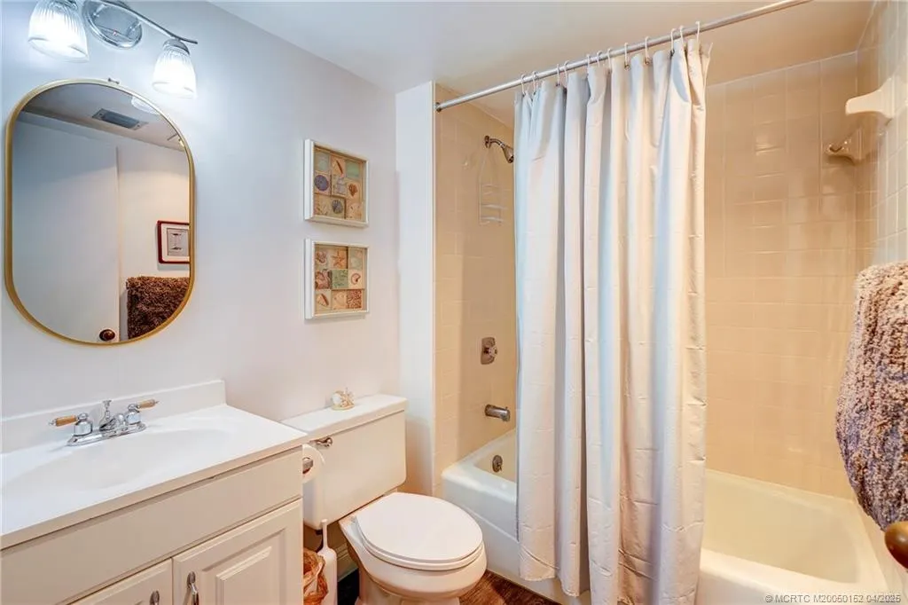 5563 NE Gulfstream Way