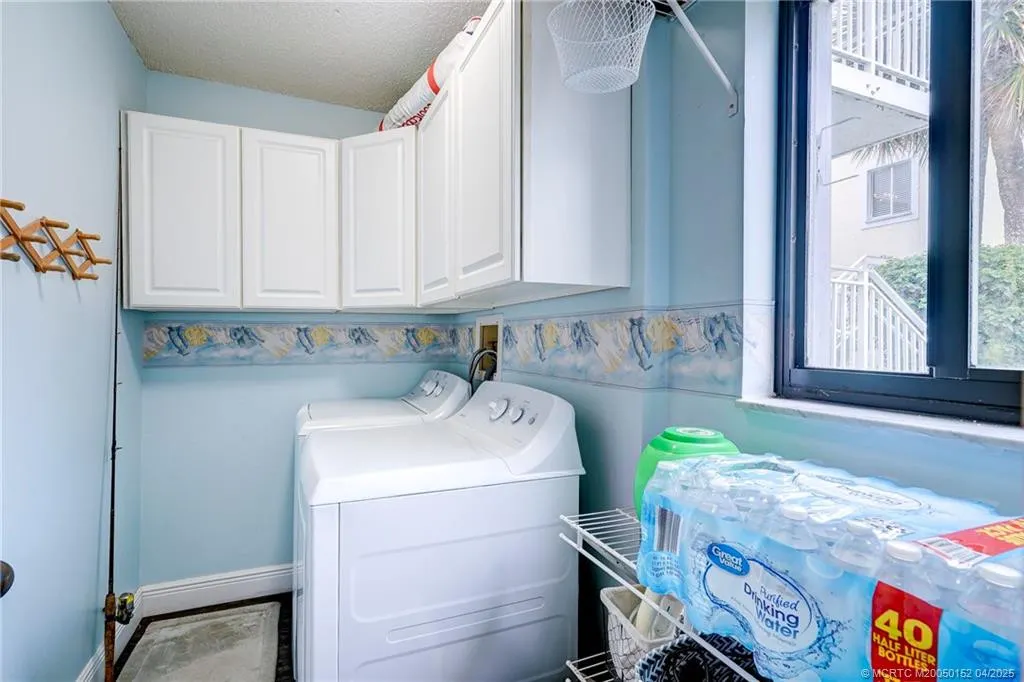 5563 NE Gulfstream Way