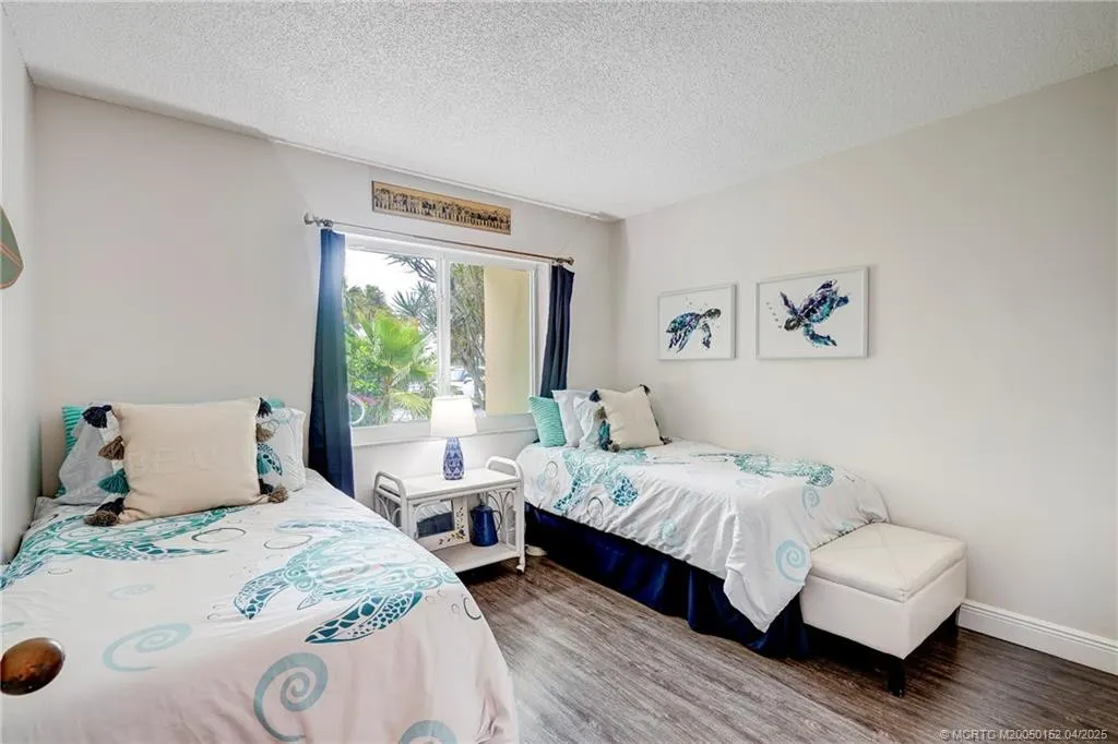 5563 NE Gulfstream Way