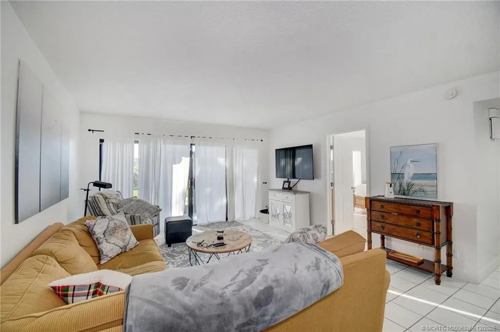 1701 Presidential Way #A104