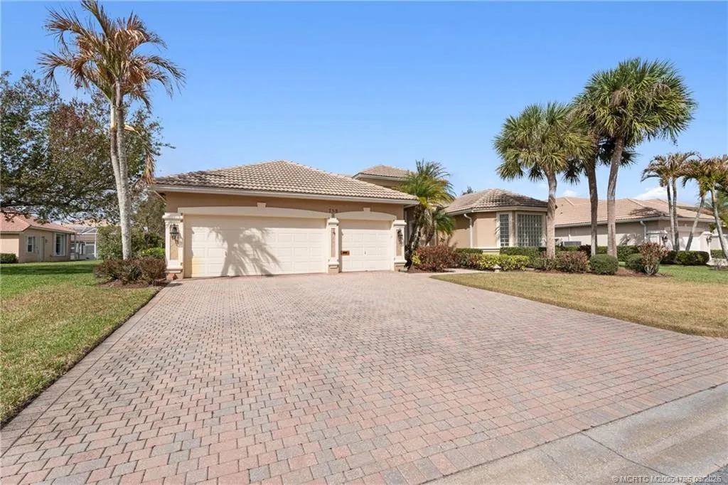 758 SW Blue Stem Way