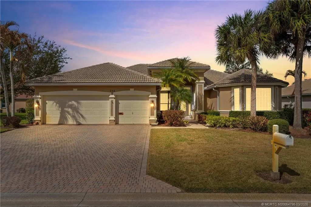 758 SW Blue Stem Way