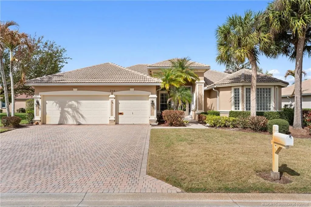 758 SW Blue Stem Way