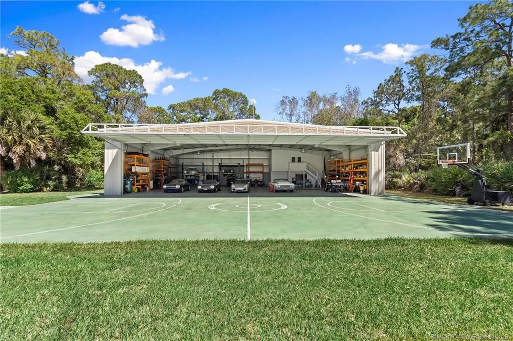 5551 SW Mistletoe Lane