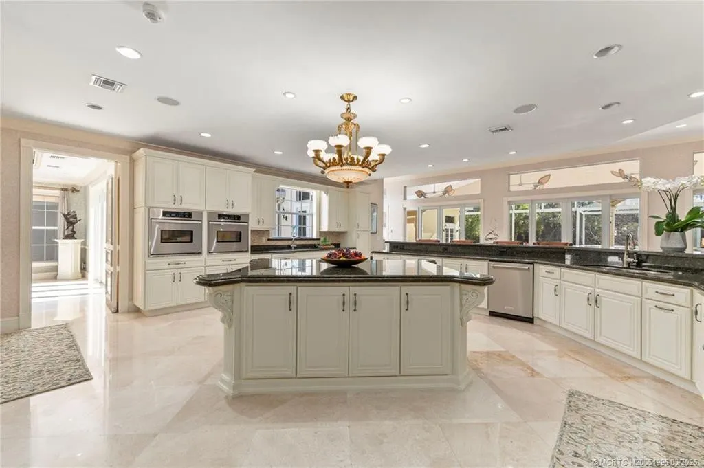 5551 SW Mistletoe Lane