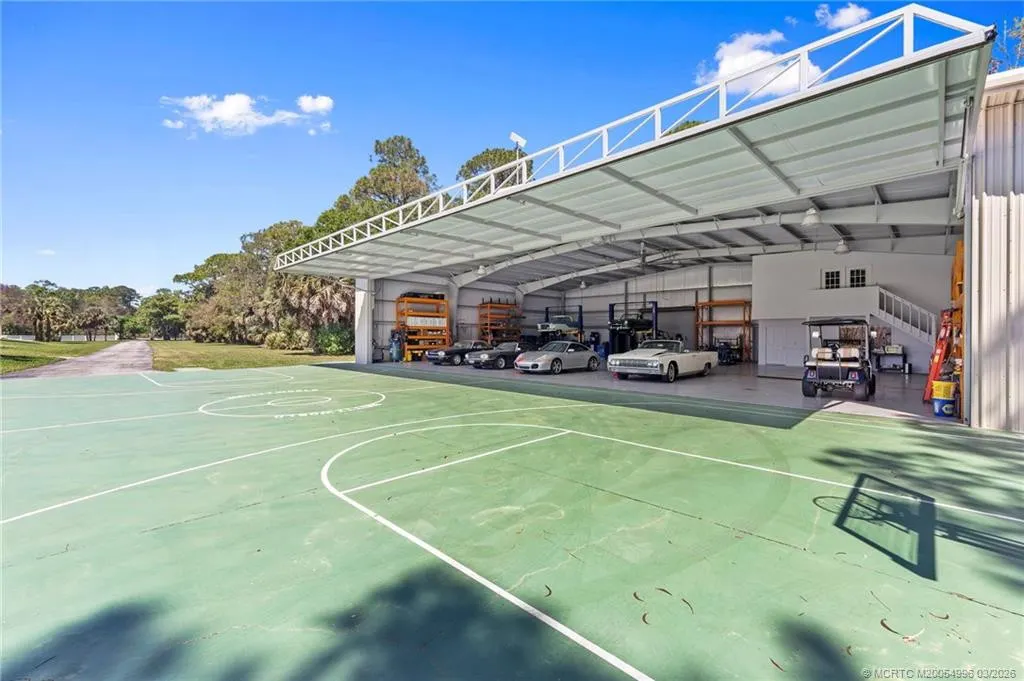 5551 SW Mistletoe Lane