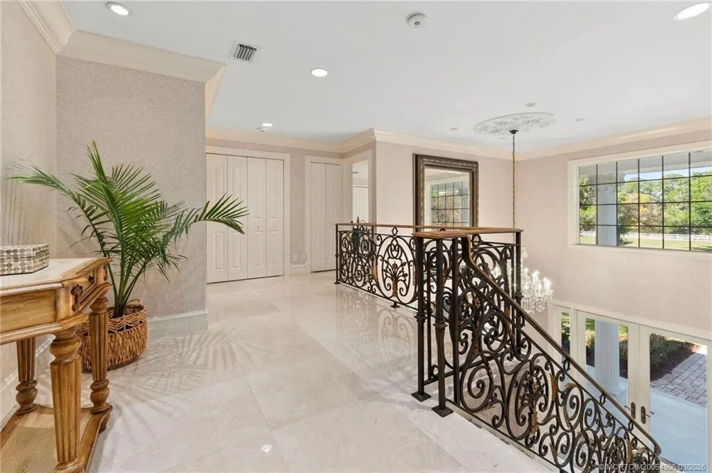 5551 SW Mistletoe Lane