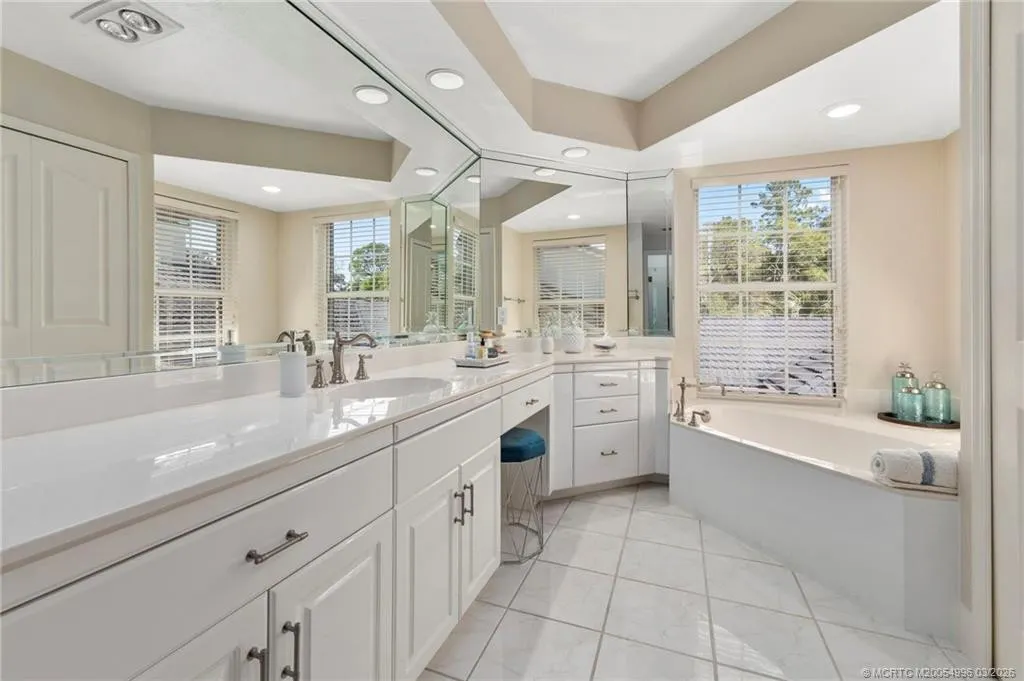 5551 SW Mistletoe Lane