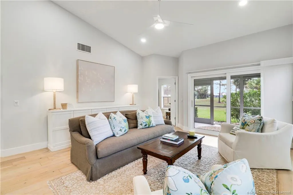 2426 SW Foxpoint Trail