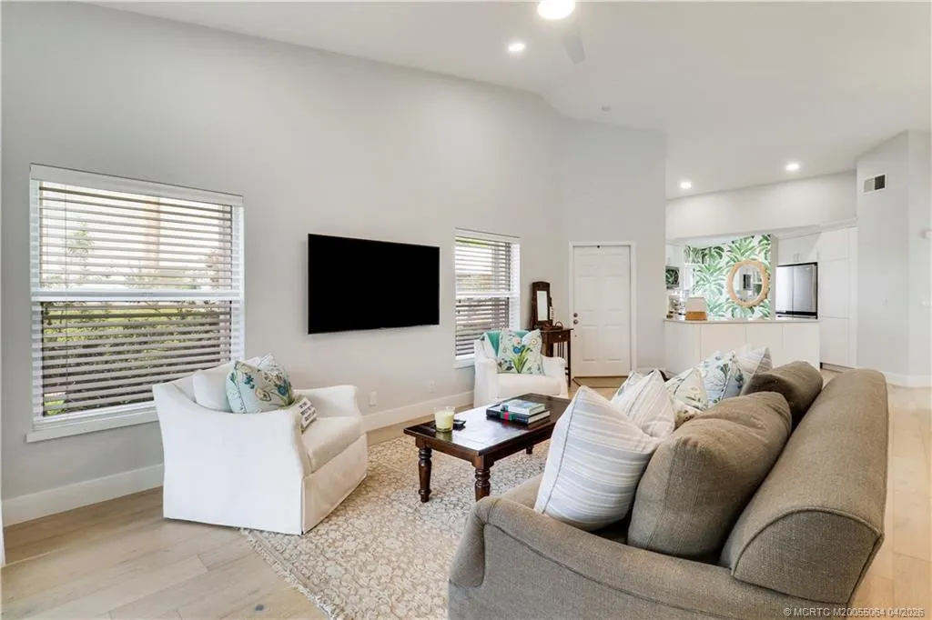 2426 SW Foxpoint Trail