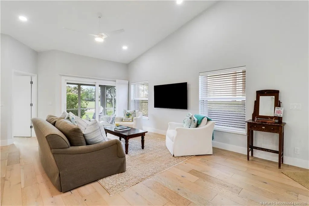 2426 SW Foxpoint Trail
