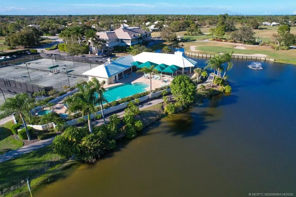 2426 SW Foxpoint Trail