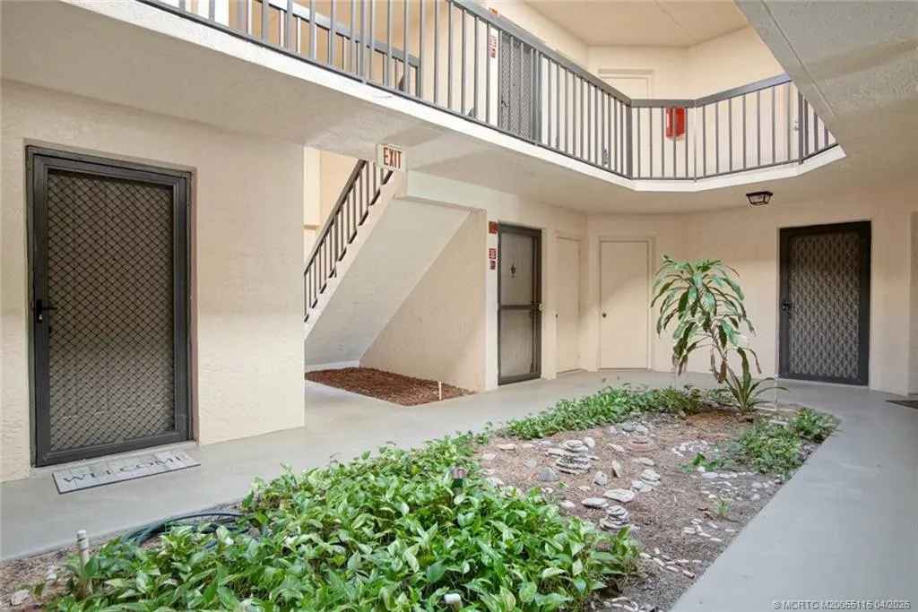2083 NE Collins Circle #Unit 8-1