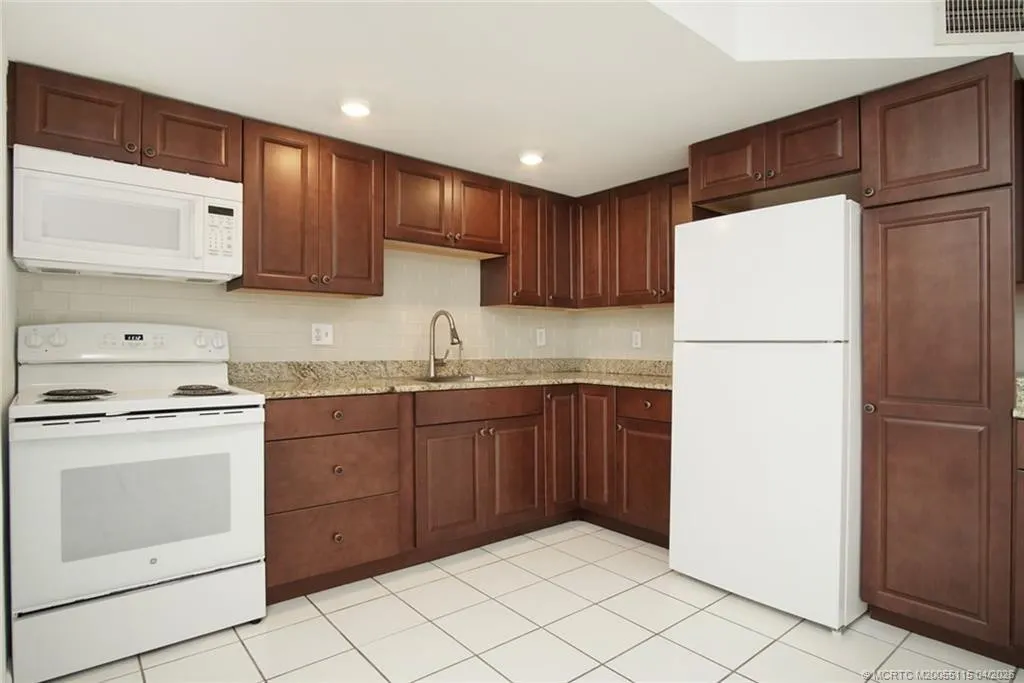 2083 NE Collins Circle #Unit 8-1