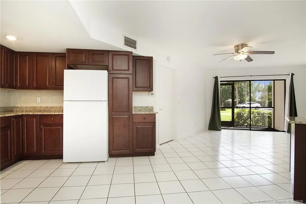 2083 NE Collins Circle #Unit 8-1