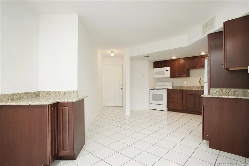 2083 NE Collins Circle #Unit 8-1