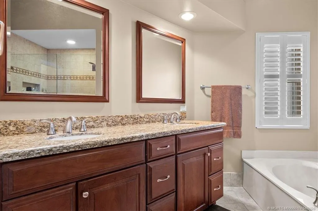 2424 SW Foxpoint Trail