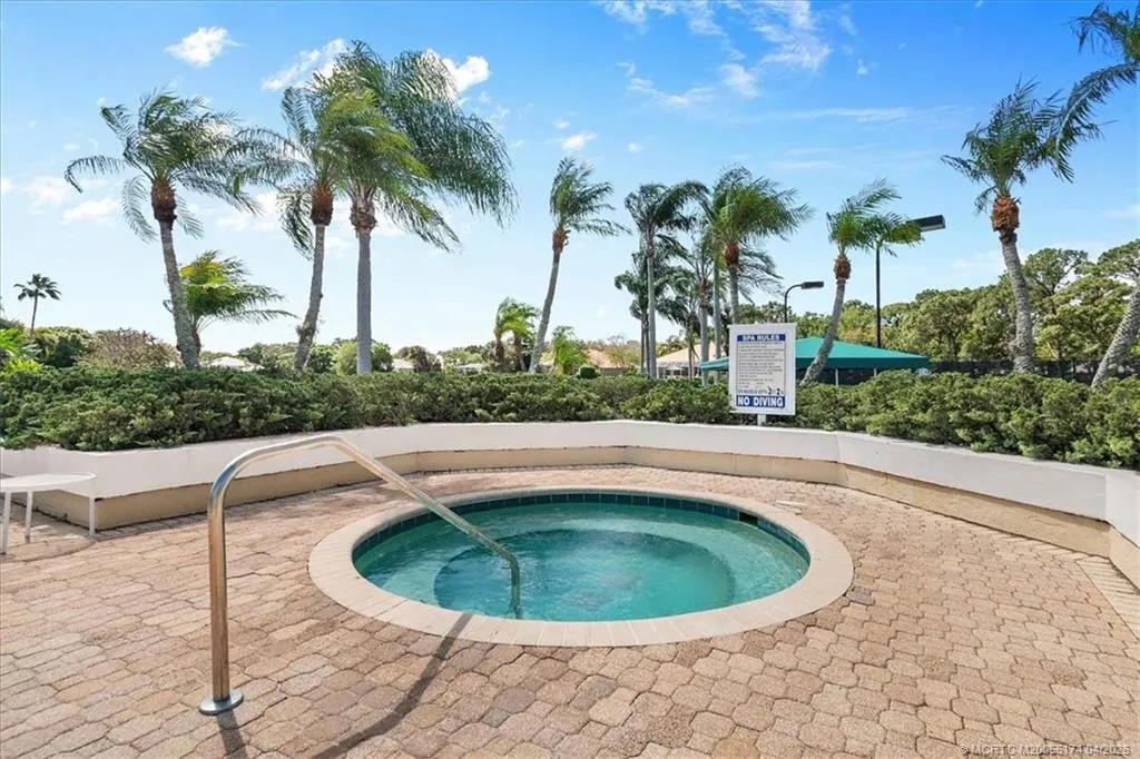 2424 SW Foxpoint Trail