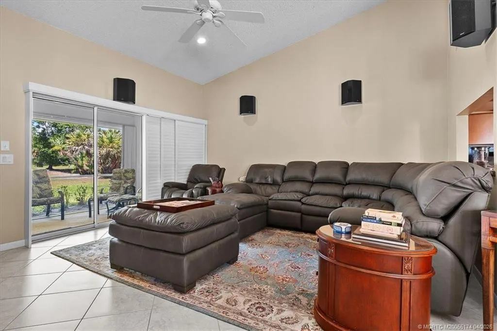 2424 SW Foxpoint Trail