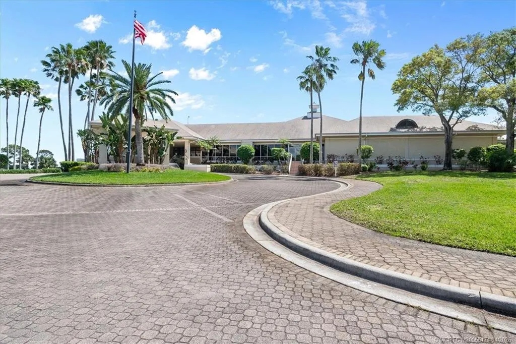 2424 SW Foxpoint Trail