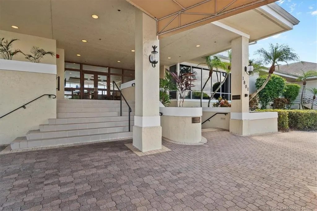 2424 SW Foxpoint Trail