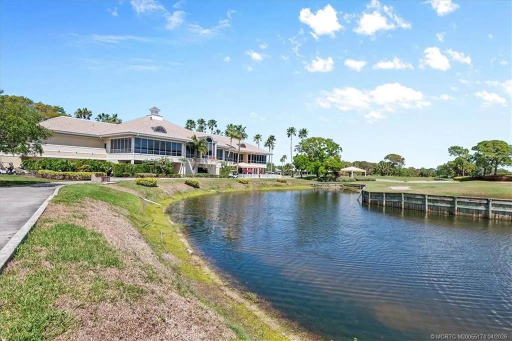 2424 SW Foxpoint Trail