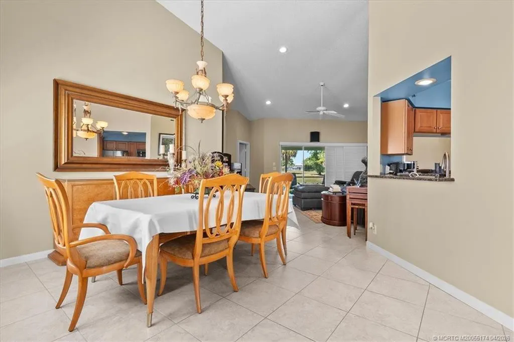 2424 SW Foxpoint Trail