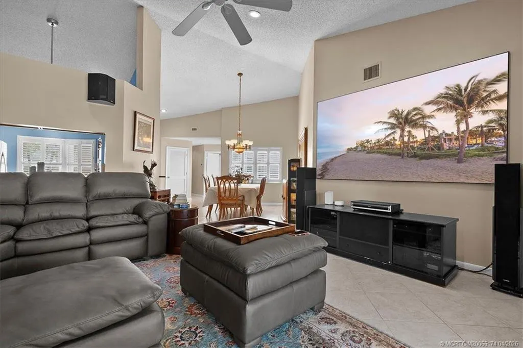 2424 SW Foxpoint Trail
