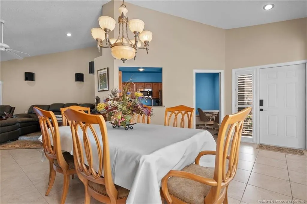 2424 SW Foxpoint Trail