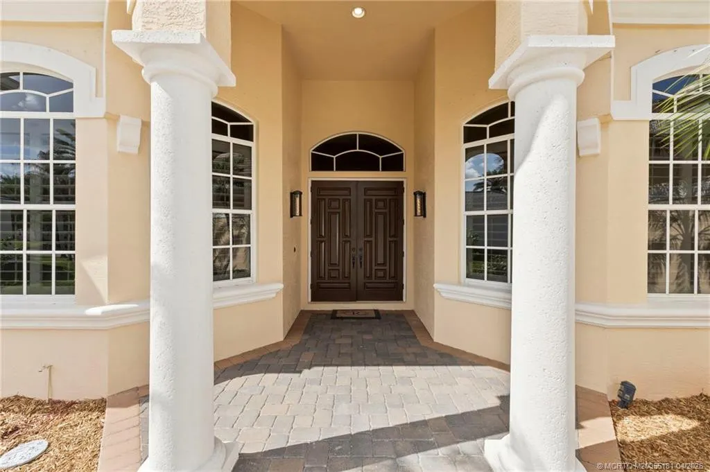 511 SW Squire Johns Lane