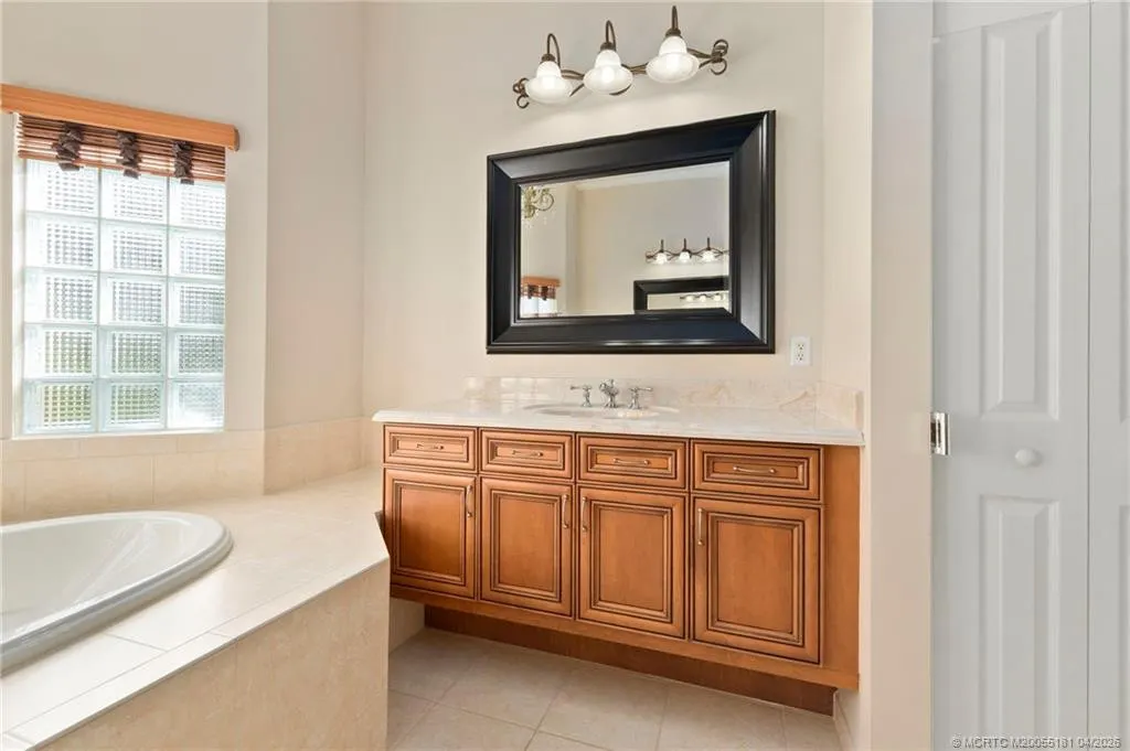 511 SW Squire Johns Lane