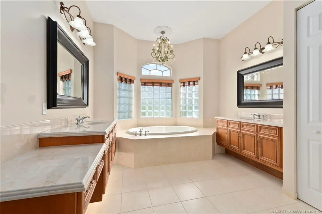 511 SW Squire Johns Lane