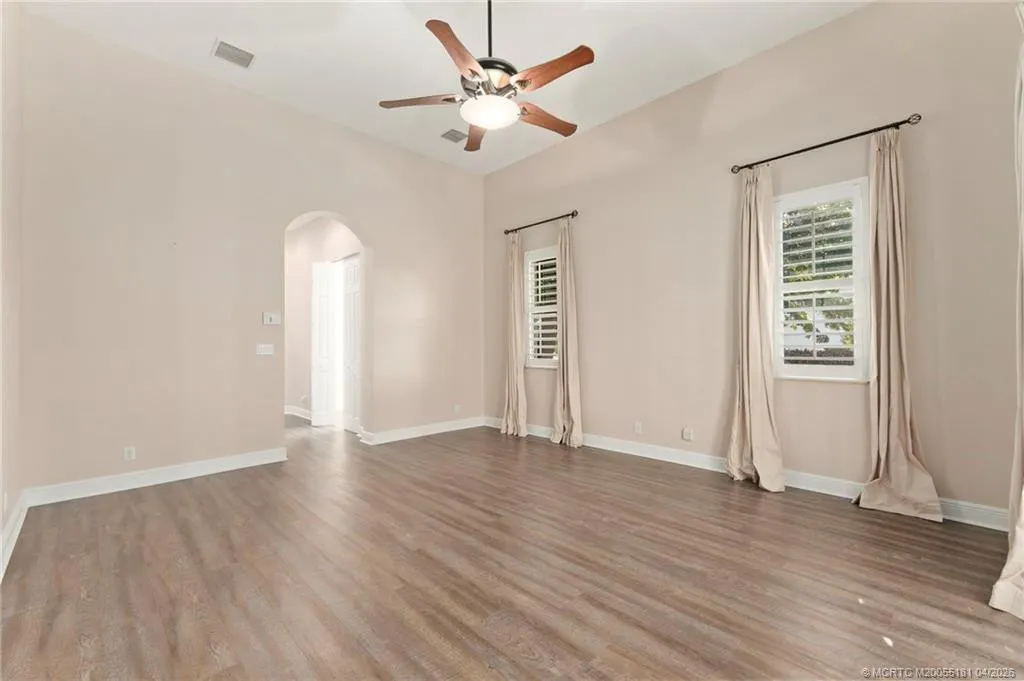 511 SW Squire Johns Lane