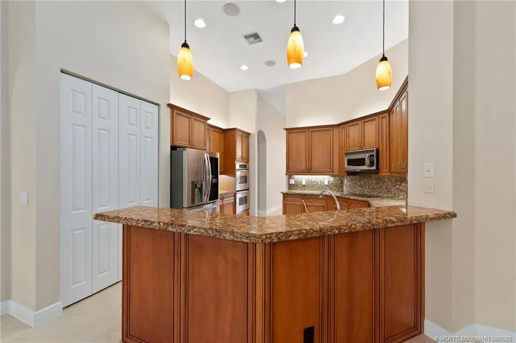 511 SW Squire Johns Lane