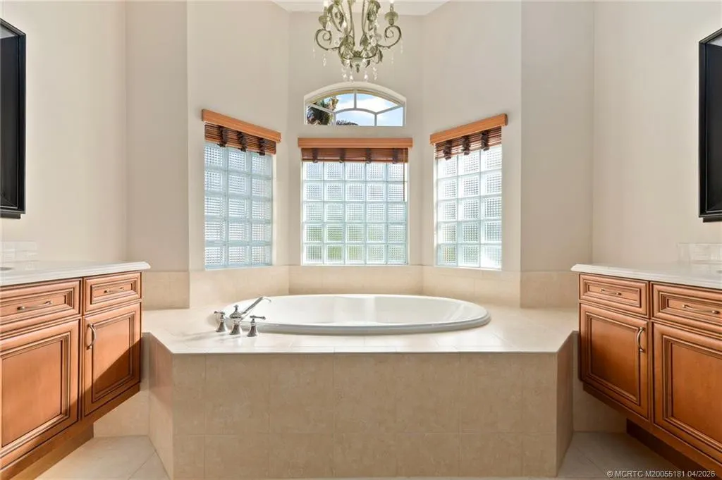 511 SW Squire Johns Lane