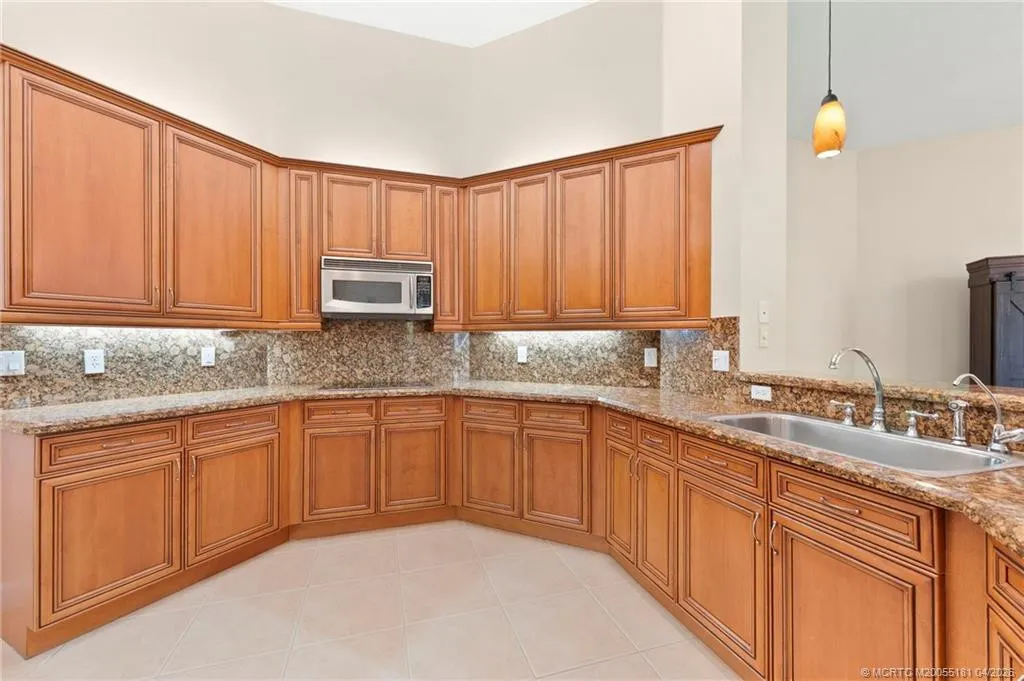 511 SW Squire Johns Lane