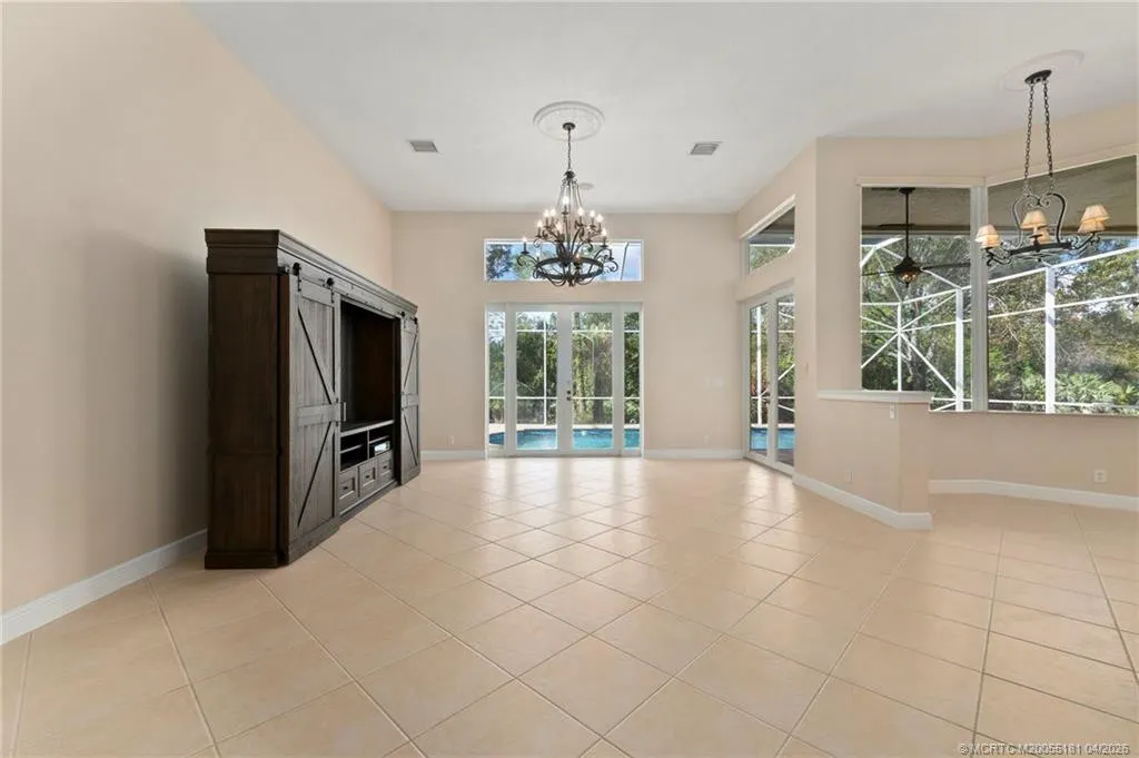511 SW Squire Johns Lane