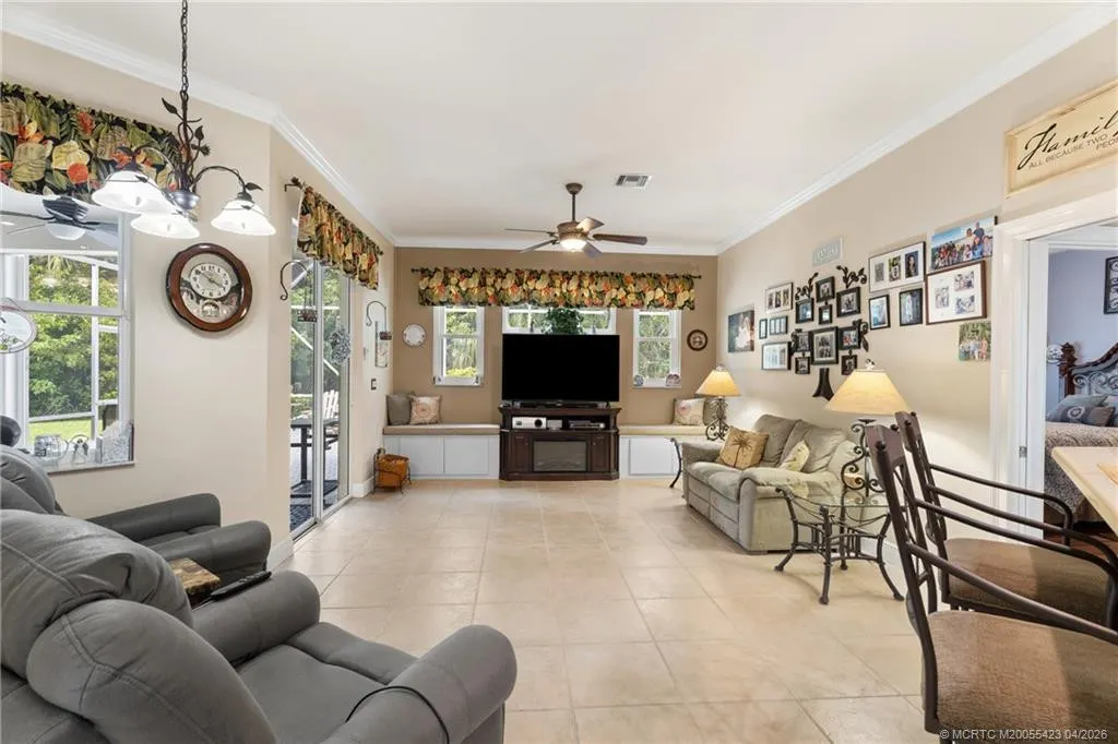 917 SW Blue Stem Way