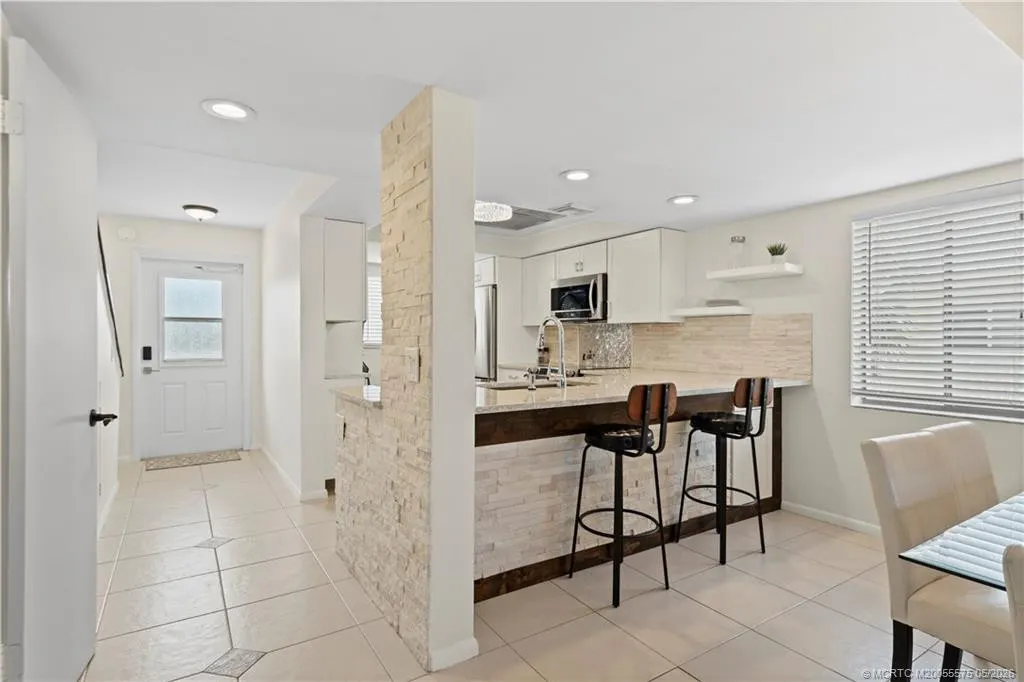 5558 NE Gulfstream Way